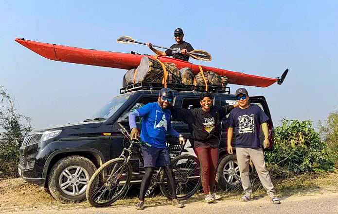 Rency Thomas with his team and support vehicle before crossing the Bijnor barrage in UP